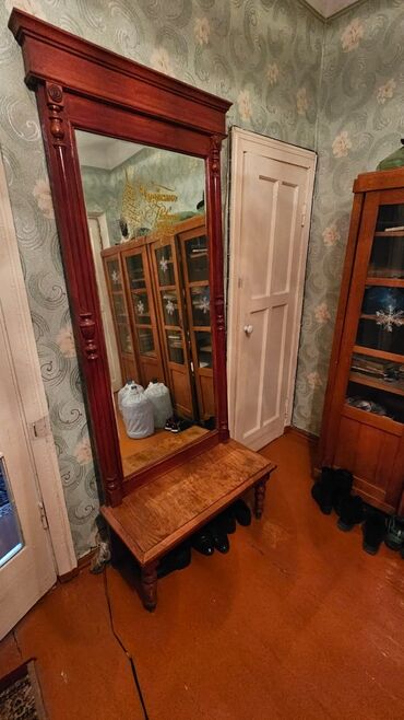 Другие мебельные гарнитуры: Продаю раритет зеркало трюмо и 2шкафа 50х годов