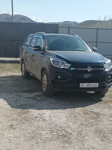 авто рекстон: Внедорожник SsangYong Musso Sports в черном цвете. Этот автомобиль