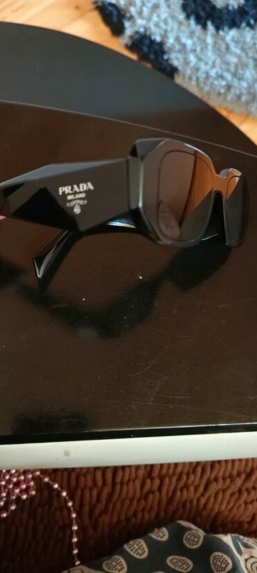 Eynəklər: Prada, İşlənmiş