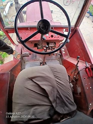 elektrikli chopper: Qırmızı kabinəli traktor - Yanacaq: dizel - Çəki və güc sinfi: orta — 2