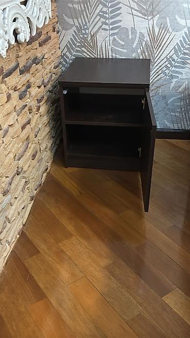 pilleken alti skaf: Tünd rəngli kiçik şkaf/komodin - Material: laminat/MDF tipli taxta - — 1
