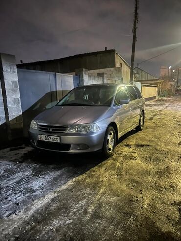 кухня на колесах: Минивэн Honda Odyssey серебристого цвета, представленный на снимках