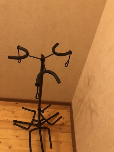 Gitaralar: Gitara dayagi Gitara stand Tezedir Gitaralarmi satdigima gore Satiram