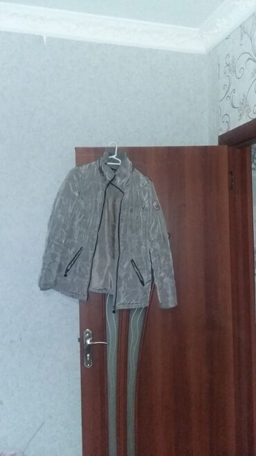gödəkçə: Qadın üçün kurtka.boz rengdedi.qiymetde endirim olacaq
