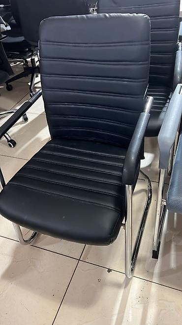 Офисные кресла: Офисное кресло, Без колесиков, цвет - Черный, Экокожа — 8