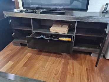 kuhinjski ormari: Prodajem polovnu komodu za TV i klub sto. Dimenzije komode u cm — 6
