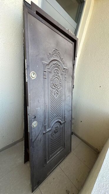 входные стальные двери: Для квартиры Б/у Входная дверь С глазком, Без гарантии, Самовывоз