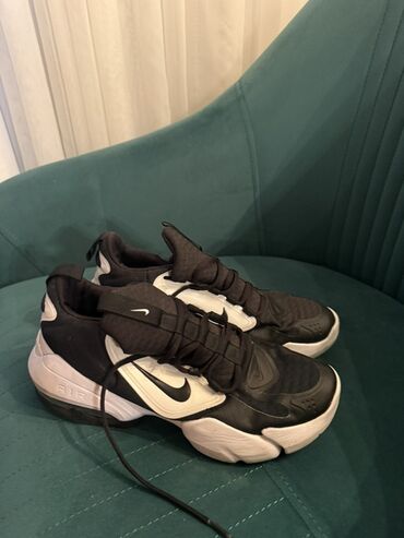Krasofkalar və idman ayaqqabıları: Qara və ağ rəngli Nike idman ayaqqabıları. Ayaqqabıların üst hissəsi