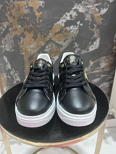 Patike: Predobre patike 
Vel 36 do 40 
Cena 4500 din — 11