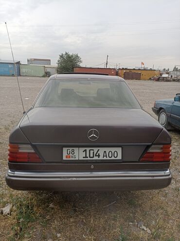 кузуп спринтер: Автомобиль Mercedes-Benz классической модели в коричневом цвете