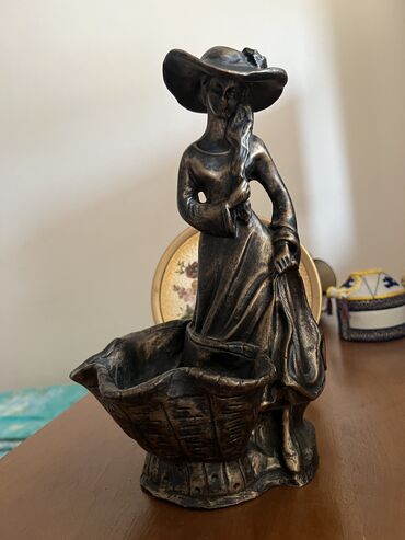 статуэтка венера милосская: Статуэтка отличного качества . Дама в шляпке . Можно цветочки