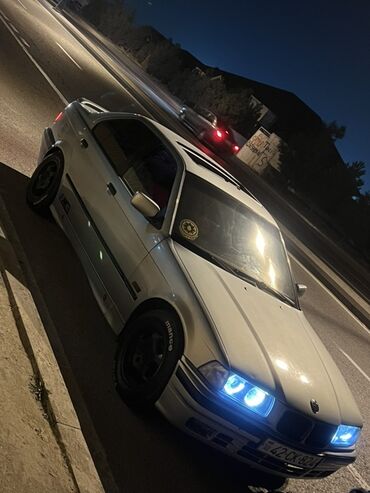 BMW: BMW 3 Series E36 sedan, gümüş rəng. - Kuzov: 4 qapı, M3 üslubunda yan — 3
