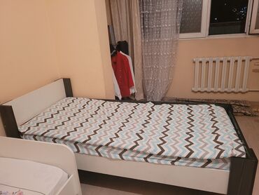 кровать кованная: Кровать односпальная с прочным каркасом из темного дерева и светлым