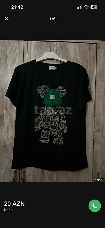 Qısaqollu T‑shirt - Rəng: qara - Ön hissə: parlaq daşlarla işlənmiş