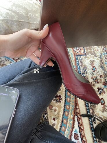 Tuflilər: Tuflilər, Ölçü: 36, rəng - Qırmızı, İşlənmiş