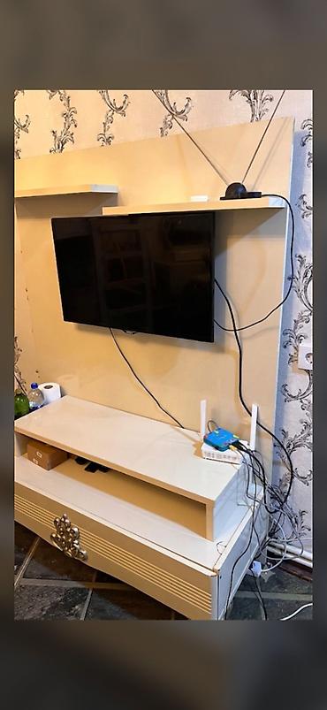 İşlənmiş, Düz TV altlığı, Polkalı, Laminat
