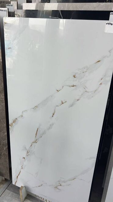 Кафель и метлах: Ağ mərmər effektli keramika plitə - Rəng və dizayn: Parlaq ağ fon