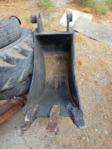 Evakuatorlar: Ekskavatorlar üçün hazırlanmış bu metal kova, qazma və material daşıma