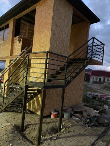 Металлические лестницы: Прочная металлическая лестница с площадкой и перилами, предназначенная — 2