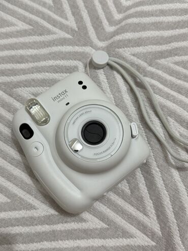 фотоаппарат моментальной печати instax mini 11: Instax mini 11 в белом цвета с коробкой и инструкцией