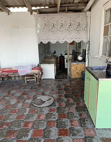 Продажа коттеджей и домов: ПРОДАЕТСЯ ДОМ . Барачного типа. Район базара возле милиции. Вода в — 10