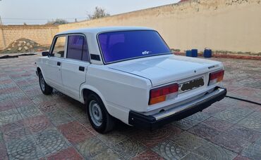 VAZ (LADA): VAZ 2107 sedan Xüsusiyyətlər: - Kuzov: 4 qapılı sedan, ağ rəng - — 5