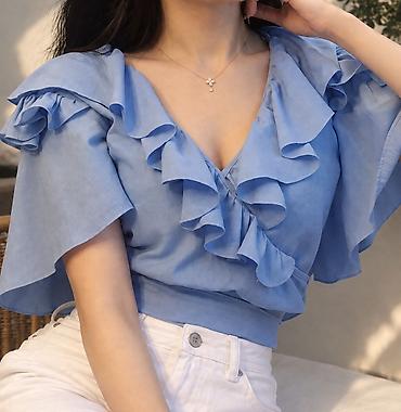Açıq mavi rəngli qadın bluzu – kəmərli, kəsişən (wrap) model - Dizayn lalafo.az -da Açıq mavi rəngli qadın bluzu – kəmərli, kəsişən (wrap) model - Dizayn