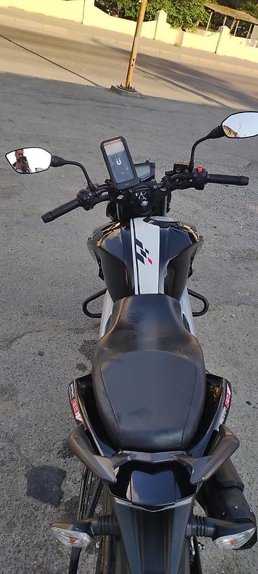 sulu: TVS Apache RTR 160 4V motosiklet - Rəng: qara-ağ, idmançı qrafika ilə — 3