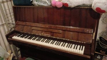 Gitaralar: Pianino satılır işləkdi