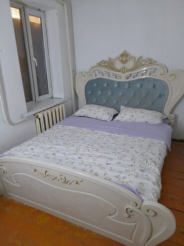 Двуспальные кровати: Кровать в классическом стиле с декоративным изголовьем и изножьем — 7