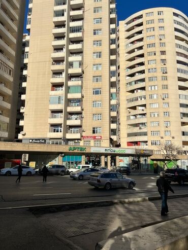 Ofislər: Yasamal rayonunda yol kənarında əla vəziyyətdə tam əşyalı və — 10