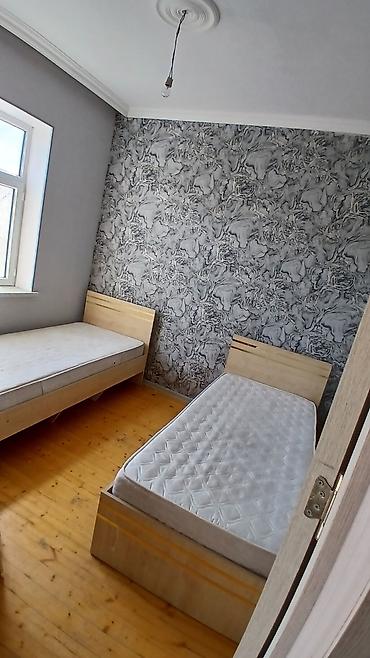 Günlük kirayə evlər: 2 otaqlı həyət evi - Plan: giriş pilləkənli eyvan, 2 ayrı otaq (yataq — 3