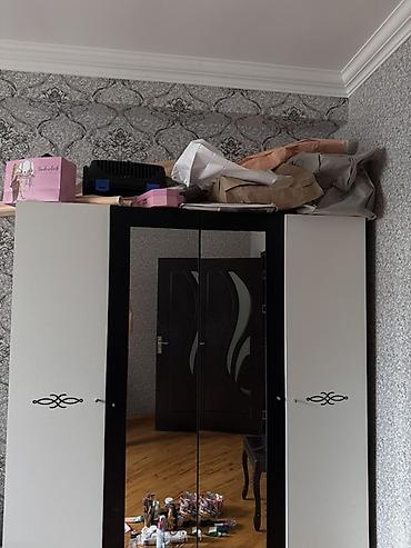 borular: Üç qapılı paltar şkafı - Rəng: ağ və qara kombinasiya - Ön hissə — 3