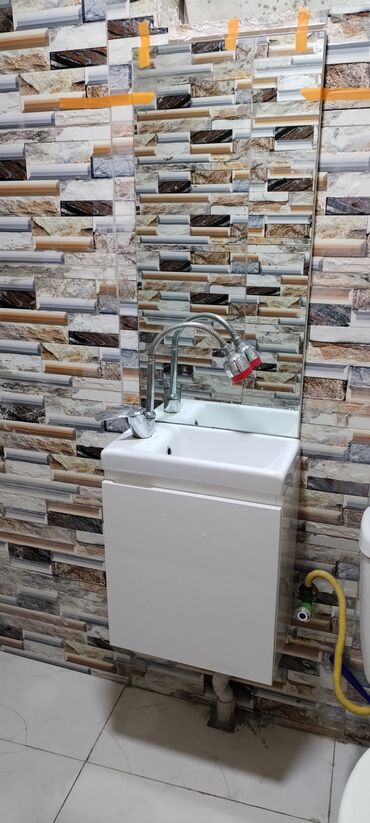 tülpan şəkilləri: Hamam üçün şkaflı lavabo dəsti - Aşağı hissə: asma tipli, ağ rəngli