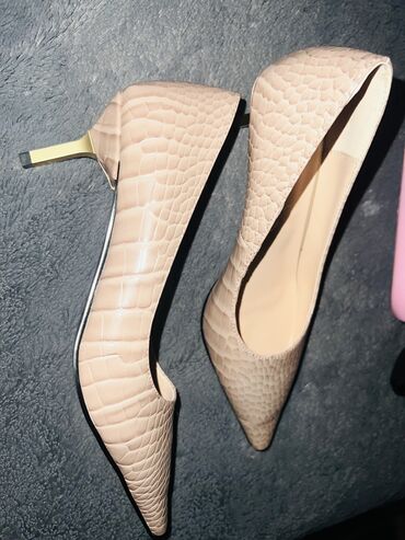 Босоножки, сандалии, шлепанцы: Все по 500 сом . Элегантные женские сандалии розового цвета. Верхняя — 3