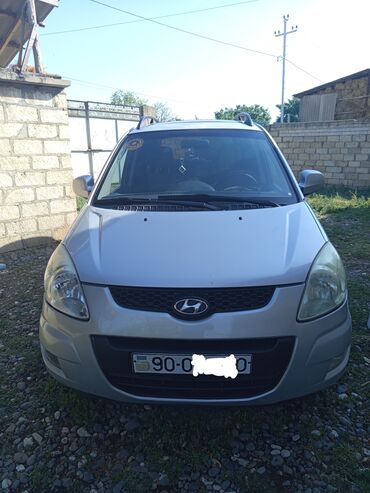 Gümüşü rəngdə "Hyundai Matrix" minivani, praktik və geniş avtomobil