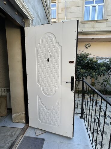Furnitura və aksessuarlar: Demir seyf qapi satilir. qara reng, ici ag. heyet evlerine de