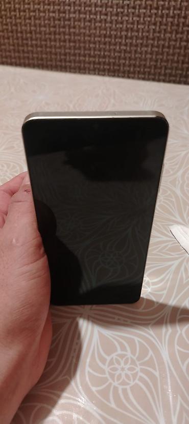 stabilizator telefon ucun: Smartfon – düz kənarlı, şüşə ön panel və metal effektli çərçivə ilə — 1