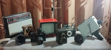 Velosiped ehtiyyat hissələri: Foto studiyada dekor kimi istifadə edilən köhnə kamera və əşyalar