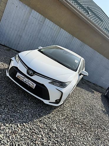 Toyota Corolla: 2022 г., 1.8 л, Вариатор, Гибрид, Седан