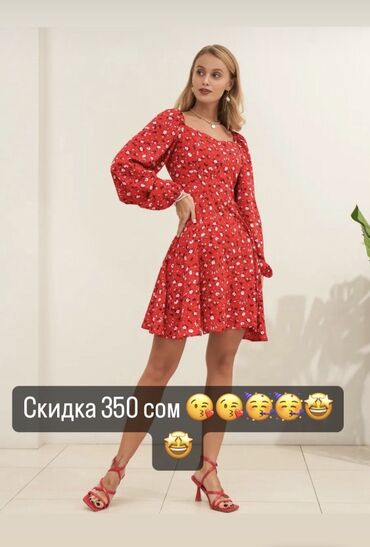 вечернее чёрное платье: Красное женское платье с квадратным вырезом и длинными рукавами