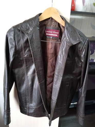 детские кожанные куртки: Продаю две кожаные куртки на мальчика чёрная и коричневая, практически