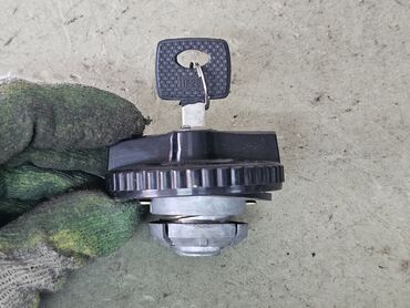 Лючки бензобака: Лючок бензобака Mercedes-Benz 1991 г., Новый, Аналог — 2