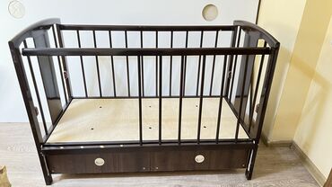 детскую кровать и письменный стол: Детская кровать б/у Передняя стенка регулируется по высоте, можно