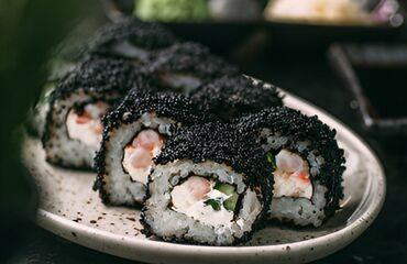 Готовые блюда, кулинария: Сеты роллов и суши - Тёплые роллы в хрустящей панировке: крупные — 28