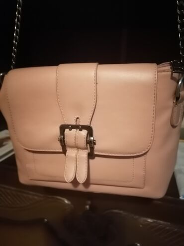 torbica boje dimenzije: Torbica puder roze boje, moderna, preslatka, lančić umesto kaiša, mala