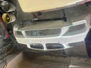 Bamperlər, buferlər: Ağ rəngdə olan bu BMW avtomobil bamperi, avtomobilin xarici görünüşünü