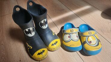 удобный обувь: 2 пары за 900. Продаю резиновые сапоги и шлепки фирма crocs оригинал