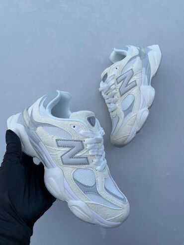 Women's Sneakers and athletic shoes: New balance 9060 patike

Novo
Brojevi 36 do 46

fb Moja Kupovina 1 — 7