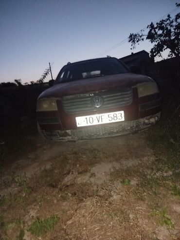 yuk masinlarin satisi: Tünd qırmızı rəngli Volkswagen Passat, vaqon kuzovludur. Avtomobilin